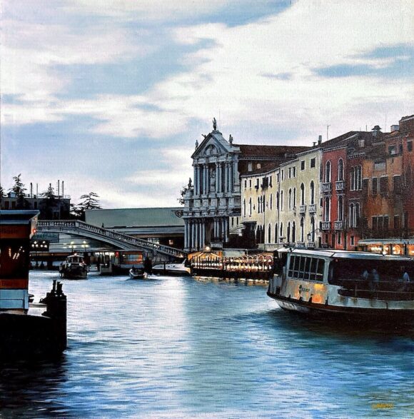 Un vaporetto attraversa il Canal Grande e si dirige verso la Stazione Ferroviaria a Venezia
