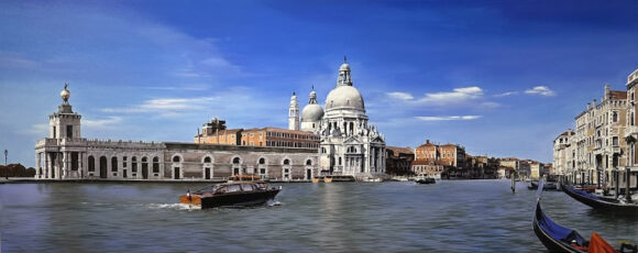Taxi acqueo che si dirige verso la Basilica della Salute a Venezia